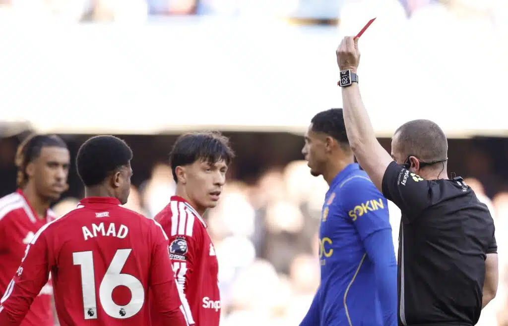 Man United umpisurkea - Chelsea sinetöi Michael Carrickin potkut? Manchester Unitedin Lisandro Martinez sai punaisen kortin Chelseaa vastaan 31. lokakuuta 2026