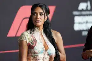 Kim Kardashian yllätti F1-toimittajan Singaporessa Kim Kardashian F1-varikolla 2026