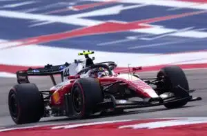 Ferrari huimassa iskussa - Lewis Hamilton löi Max Verstappenille jauhot suuhun Lewis Hamilton Austinin GP:ssä lokakuussa 2026