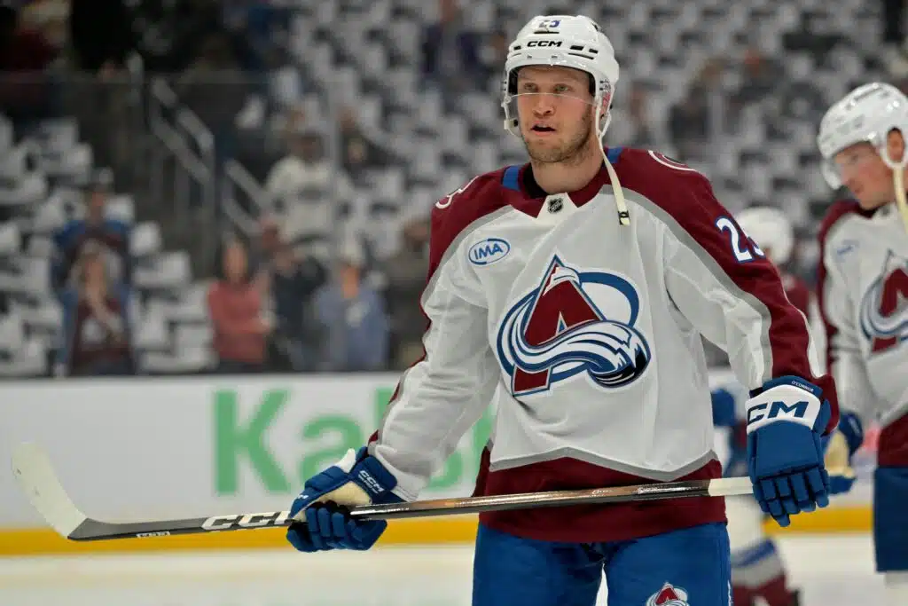 Colorado Avalanchen NHL-hyökkääjää kohtasi suuri suru – jää sivuun joukkueesta Logan O'Connor, Colorado Avalanche
