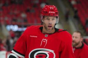 Carolina Hurricanesille ikävä takaisku NHL:ssä – Taylor Hall viikoiksi sivuun