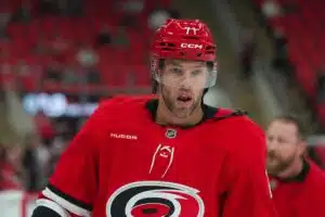 Carolina Hurricanesille ikävä takaisku NHL:ssä - Taylor Hall viikoiksi sivuun Taylor Hall, Carolina Hurricanes