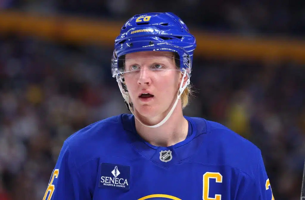 Jarmo Kekäläisen Buffalon vaikeuksille etsitään syyllisiä NHL:ssä - yksi tähtinimi nostettiin esille Buffalo Sabresin kapteeni Rasmus Dahlin