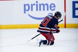 NHL:n hurjavireinen maalipyssy historiallisen saavutuksen kynnyksellä – yksi osuma riittää