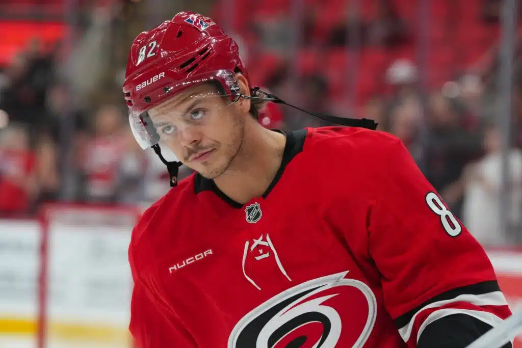 Carolina sai kuulla hirveitä uutisia NHL:ssä - nyt unohdetulle suomalaislupaukselle aukeaa kenties se viimeinen mahdollisuus Jesperi Kotkaniemi, Carolina Hurricanes