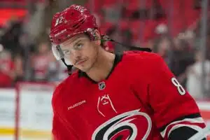 Carolina sai kuulla hirveitä uutisia NHL:ssä - nyt unohdetulle suomalaislupaukselle aukeaa kenties se viimeinen mahdollisuus Jesperi Kotkaniemi, Carolina Hurricanes