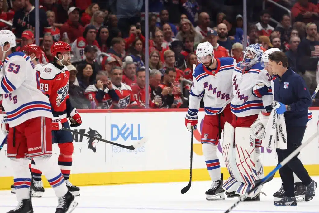NHL-seura New York Rangersille karmea takaisku - Joonas Korpisalon tilanne pahentaa sitä entisestään New York Rangers Igor Shesterkin autettiin kaukalosta syksyllä 2026
