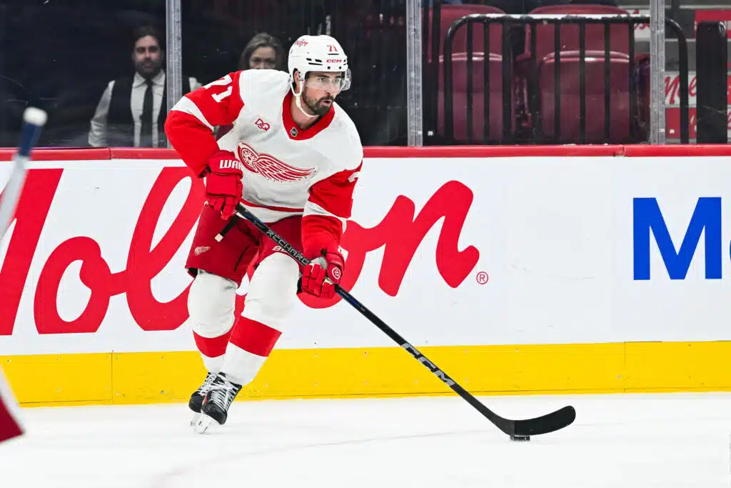 Siirtoa vaatineen NHL-tähden joukkuetoiveet julki – mielenkiintoinen yksityiskohta herättää huomiota Dylan Larkin, Detroit Red Wings