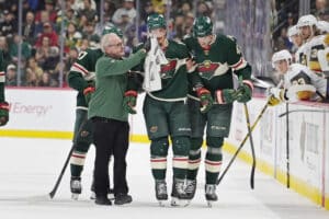 NHL-pelaaja vietiin sairaalaan – kiekko osui päähän ja katsomo hiljeni