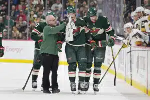 NHL-pelaaja vietiin sairaalaan – kiekko osui päähän ja katsomo hiljeni