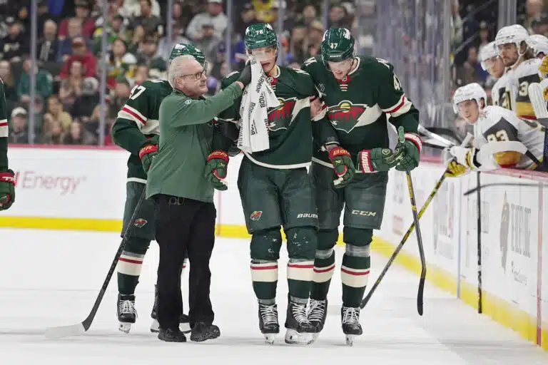 NHL-pelaaja vietiin sairaalaan – kiekko osui päähän ja katsomo hiljeni