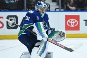 Suomalaismaalivahti nousi Vancouverin valopilkuksi NHL:ssä - The Hockey News esitti vahvan arvion Leevi Meriläinen, Vancouver Canucks