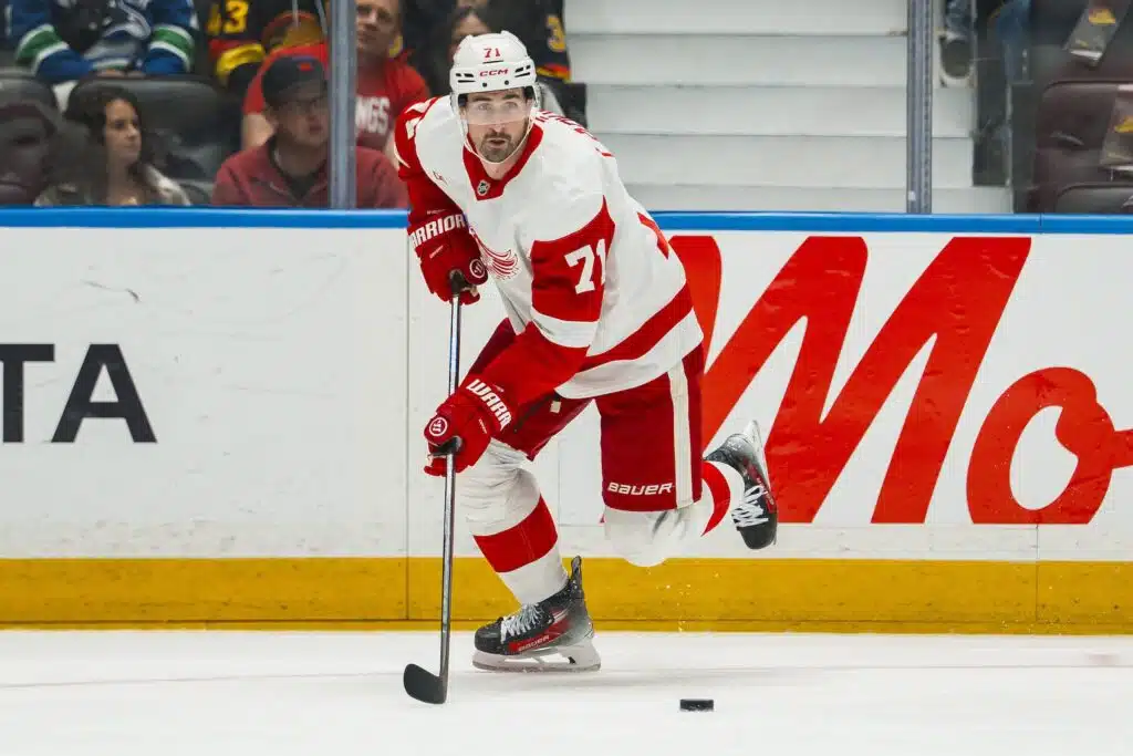 Dylan Larkinin poissaolo käynnisti NHL-huhut - 8,7 miljoonaa dollaria jarruna Detroit Red Wingsin kapteeni Dylan Larkin syksyllä 2026
