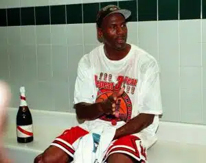 Michael Jordanin vuoden 1998 NBA-mestaruuspaita myytiin - ostaja maksoi poskettoman summan Michael Jordan vuonna 1998