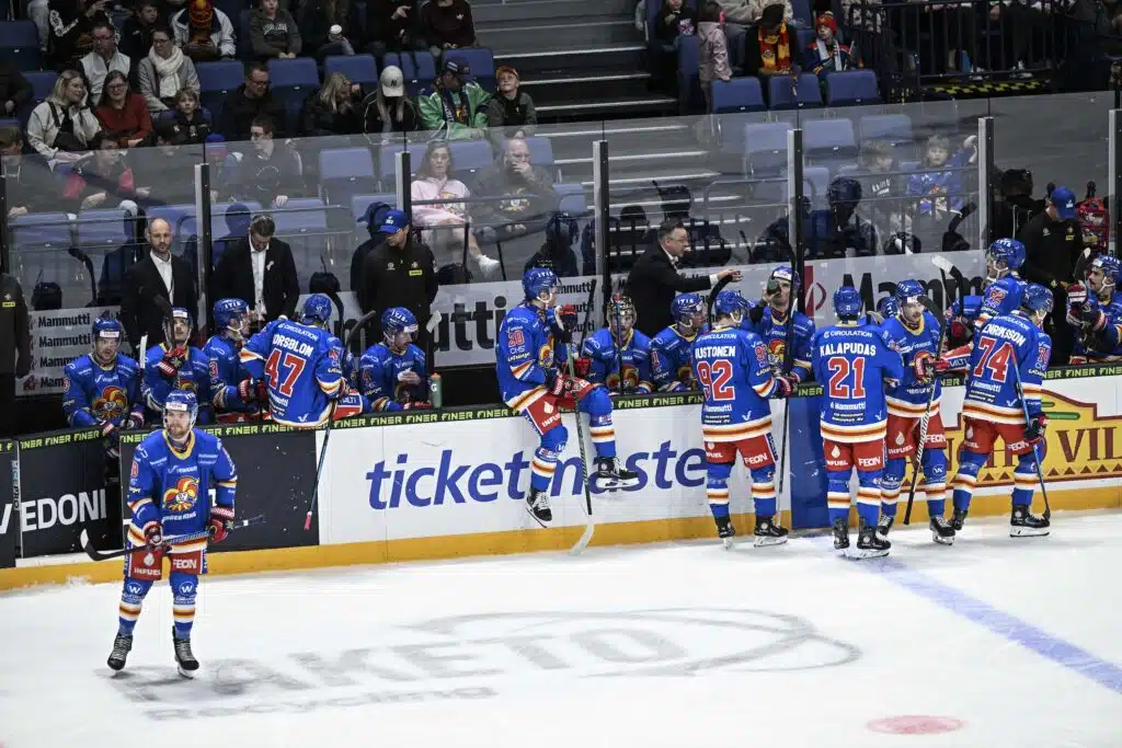 SM-liigasensaatio ryöstöretkellä - Jokerit pulassa Jokereiden vaihtopenkki