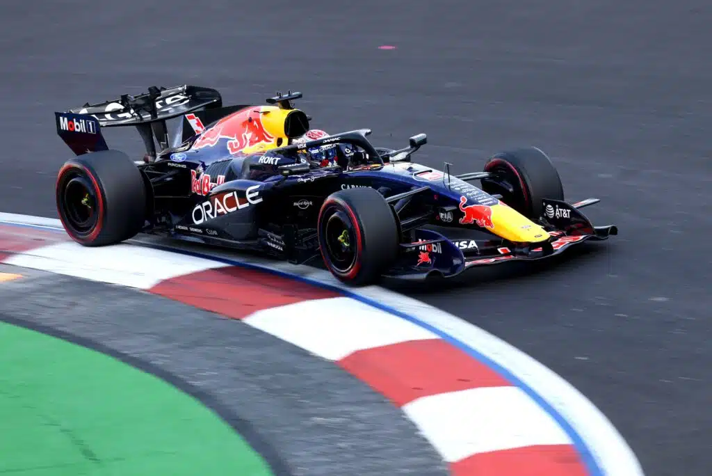 Max Verstappen kolaroi Meksikossa - F1-legenda laukoi nyt rajun kommentin Red Bull Max Verstappen Meksikon GP:ssä lokakuussa 2026