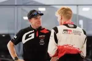 Jari-Matti Latvala latasi karua tekstiä - Sami Pajarin tilanne todella vaikea Sardinian MM-rallissa Jari-Matti Latvala keskustelee Sami Pajarin kanssa Sardinian MM-rallissa 2026