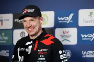 Oliver Solberg ulos viime hetkillä – näin Jari-Matti Latvala reagoi dramatiikkaan Toyotan tallipäällikkö Jari-Matti Latvala Sardinian MM-rallissa 2026