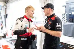 Sardinian MM-ralli näytti heti rajun luonteensa - Sami Pajari puhui jo "ylemmistä voimista" Toyotan Sami Pajari ja Jari-Matti Latvala Sardinian MM-rallissa 2026