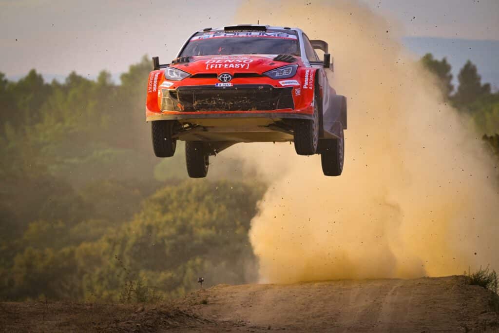 Sami Pajari ruoski rajusti itseään Sardinian MM-rallissa - nyt oli lohdutonta tekstiä Toyotan Sami Pajari Sardinian MM-rallissa 2026