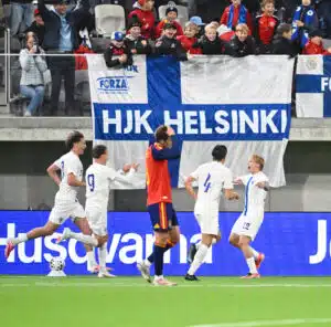 Pikkuhuuhkajilla hyvä arpaonni EM-jatkokarsintoihin – ”Mukava pelata uutta maata vastaan” Pikkuhuuhkajat juhlii, Espanja