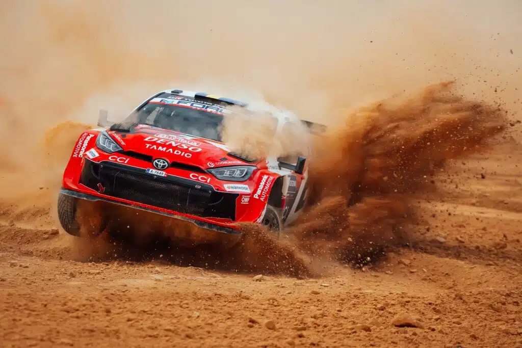 EK1: Oliver Solberg hyökkäsi heti rajusti - Sami Pajari jäi 1,5 sekuntia Toyotan Oliver Solberg Sardinian MM-rallissa 2026