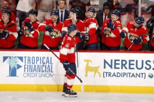 Suomalaistähti huippuiskussa NHL:ssä – uran ensimmäinen hattutemppu