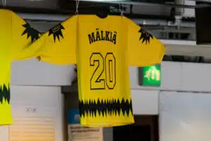 Jääkiekkolegenda Heikki Mälkiä on kuollut Heikki Mälkiä, pelipaita