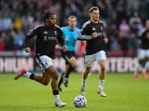 Liverpool kiinnittämässä kultakimpaleensa pitkällä sopimuksella