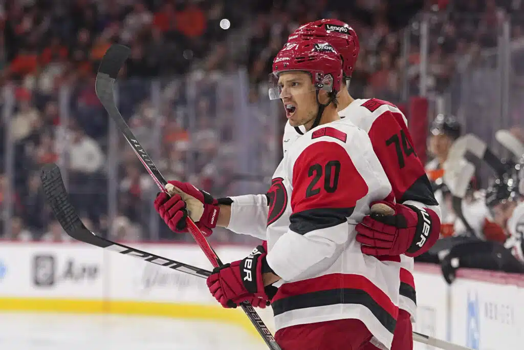 Sebastian Aho siivitti Carolinan NHL-historiaan – Artturi Lehkonen huippuiskussa Sebastian Aho, 2026 lokakuu
