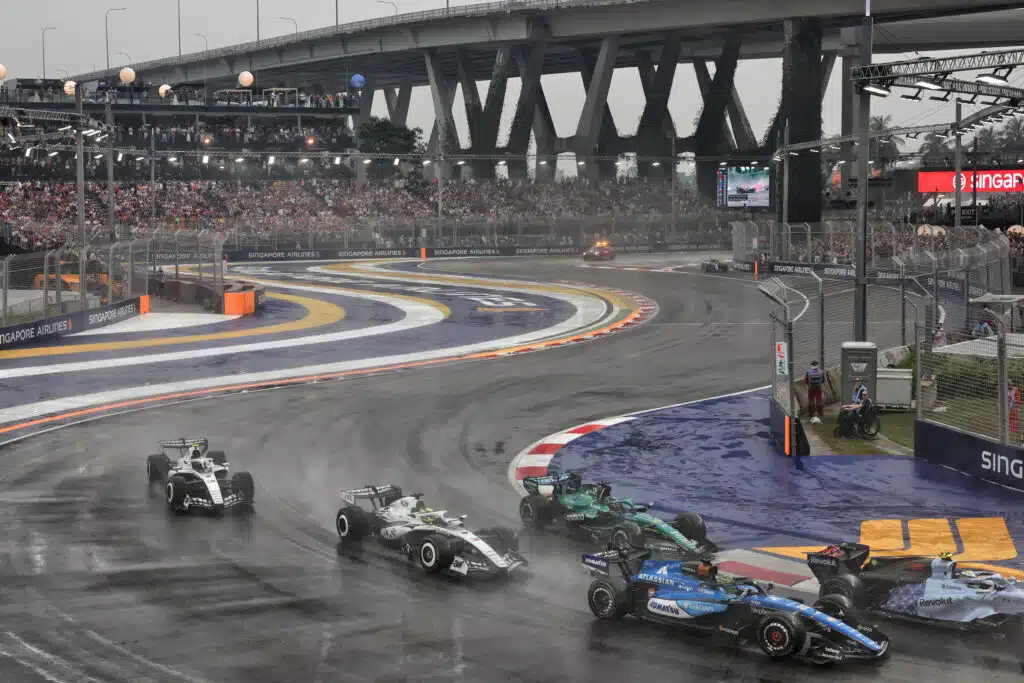 Valtteri Bottas kolaroi kilpakumppaninsa ulos kisasta - rangaistus tulossa? Sergio Perez, Valtteri Bottas, Alex Albon, Lance Stroll, 2026 Singapore